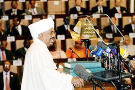 البشير يلقي خطابه أمام البرلمان بعد أداء اليمين الدستورية أمس